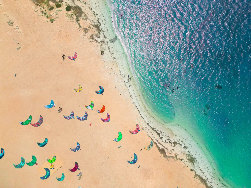 lagune et plage avec des kites