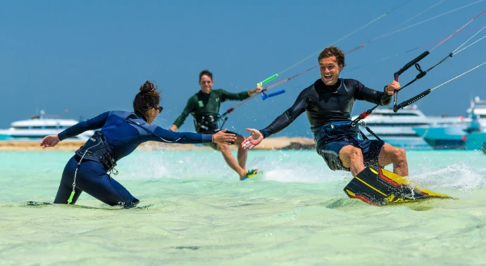 Rider en mer rouge qui encourage un autre