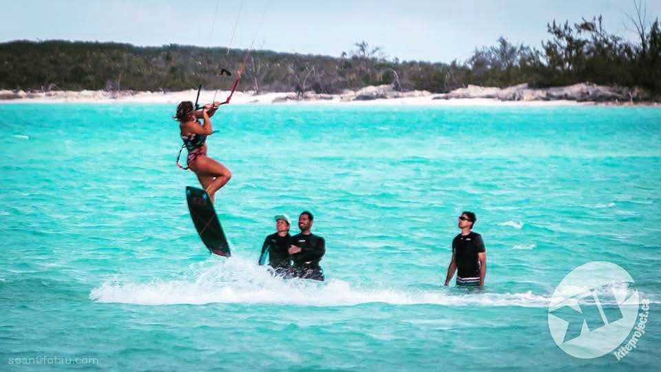saut d'une kiteuse devant des élèves