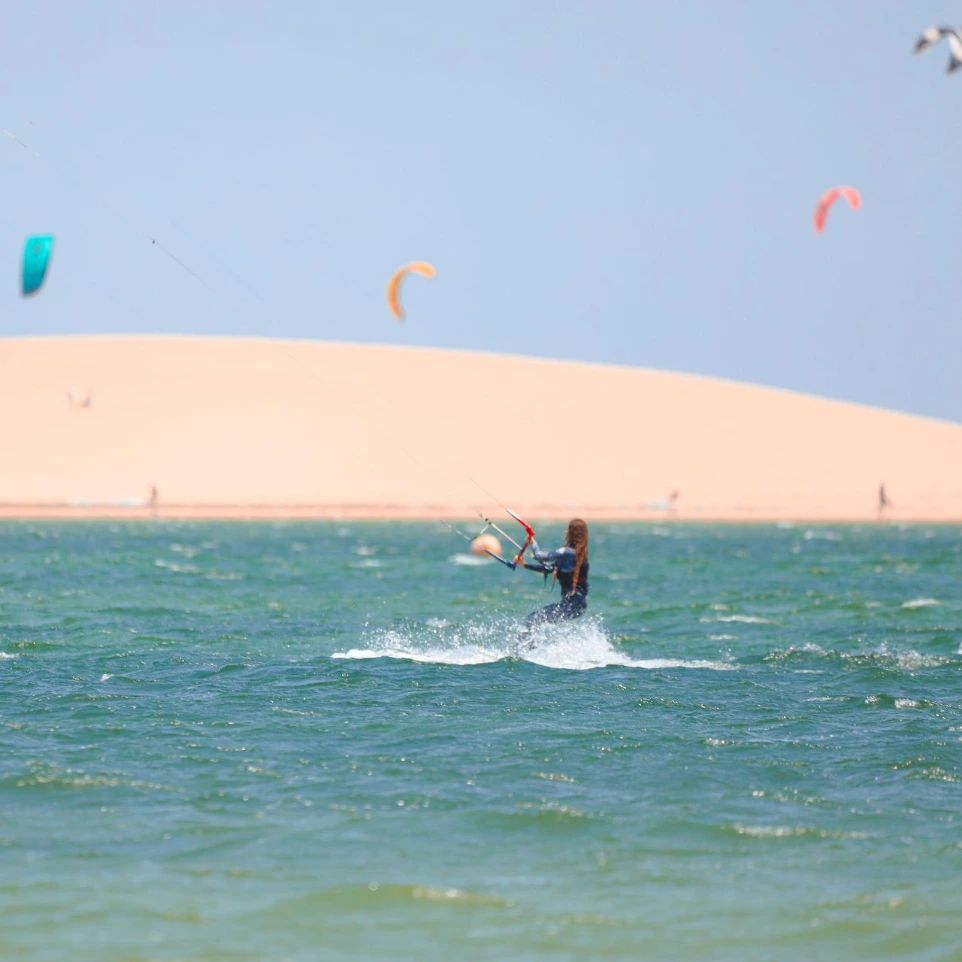 kiteuse devant la dune blanche